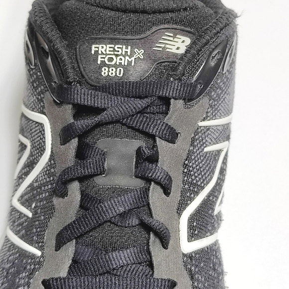 New Balance fresh foam 880 Women's Sneakers Black White Shoes Size 10 - Picture 4 of 10